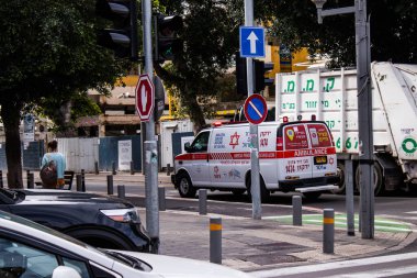 Tel Aviv, İsrail - 15 Şubat 2022 Ambulans Coronavirus salgını sırasında Tel Aviv sokaklarından geçerek İsrail 'i vurdu.