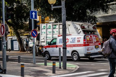 Tel Aviv, İsrail - 15 Şubat 2022 Ambulans Coronavirus salgını sırasında Tel Aviv sokaklarından geçerek İsrail 'i vurdu.