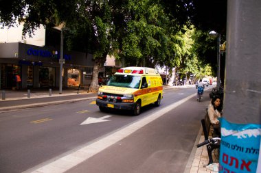 Tel Aviv, İsrail - 15 Şubat 2022 Ambulans Coronavirus salgını sırasında Tel Aviv sokaklarından geçerek İsrail 'i vurdu.