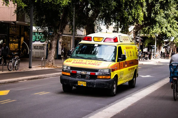 Tel Aviv Israel Febrero 2022 Ambulancia Recorriendo Las Calles Tel — Foto de Stock