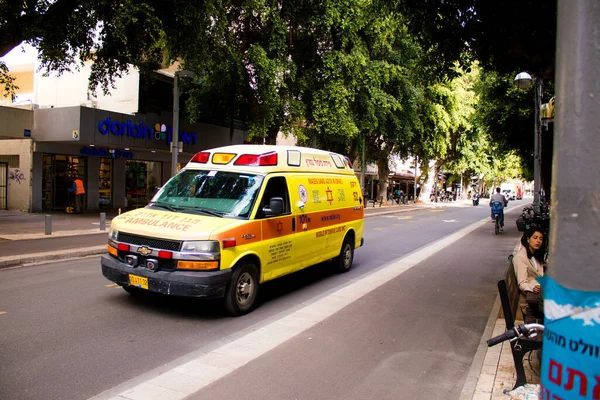 イスラエルのテルアビブ 2022年2月15日イスラエルを襲ったコロナウイルス発生中のテルアビブの通りを通る救急車 — ストック写真