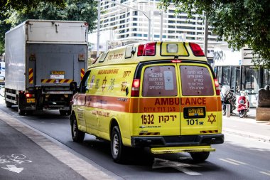Tel Aviv, İsrail - 15 Şubat 2022 Ambulans Coronavirus salgını sırasında Tel Aviv sokaklarından geçerek İsrail 'i vurdu.