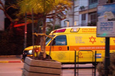 Tel Aviv, İsrail - 15 Şubat 2022 Ambulans Coronavirus salgını sırasında Tel Aviv sokaklarından geçerek İsrail 'i vurdu.