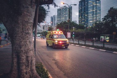 Tel Aviv, İsrail - 15 Şubat 2022 Ambulans Coronavirus salgını sırasında Tel Aviv sokaklarından geçerek İsrail 'i vurdu.