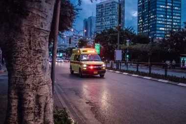 Tel Aviv, İsrail - 15 Şubat 2022 Ambulans Coronavirus salgını sırasında Tel Aviv sokaklarından geçerek İsrail 'i vurdu.