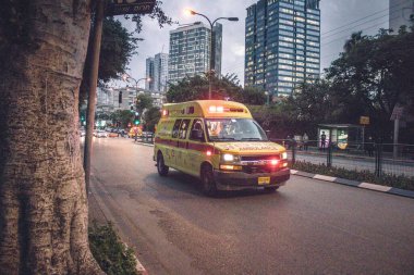 Tel Aviv, İsrail - 15 Şubat 2022 Ambulans Coronavirus salgını sırasında Tel Aviv sokaklarından geçerek İsrail 'i vurdu.