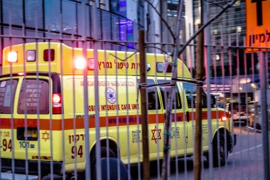 Tel Aviv, İsrail - 15 Şubat 2022 Ambulans Coronavirus salgını sırasında Tel Aviv sokaklarından geçerek İsrail 'i vurdu.