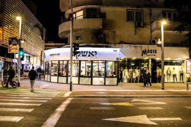 Tel Aviv, İsrail - 15 Şubat 2022 Tel Aviv 'in metropol bölgesinin şehir merkezi İsrail' in en büyük ikinci şehri