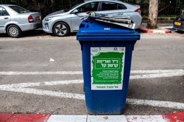 Tel Aviv, İsrail - 16 Şubat 2022 Çöp konteynırı İsrail 'in en büyük ikinci şehri olan Tel Aviv şehir merkezinde yer almaktadır.