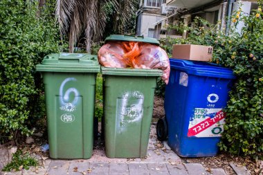 Tel Aviv, İsrail - 16 Şubat 2022 Çöp konteynırı İsrail 'in en büyük ikinci şehri olan Tel Aviv şehir merkezinde yer almaktadır.