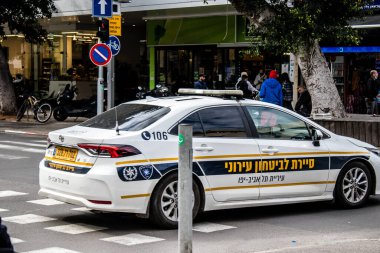 Tel Aviv, İsrail - 16 Şubat 2022 Coronavirus salgını sırasında Tel Aviv sokaklarında dolaşan polis arabası İsrail 'i vurdu.