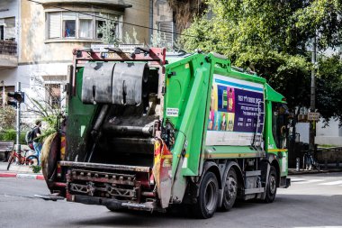 Tel Aviv, İsrail - 16 Şubat 2022 Çöp kamyonu İsrail 'in en büyük ikinci şehri olan Tel Aviv sokaklarında ilerliyor