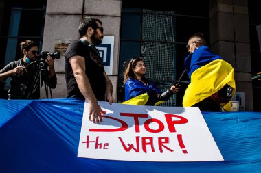 Tel Aviv, İsrail - 18 Şubat 2022 Tel Aviv 'de İsrail' i vuran koronavirüs salgını sırasında bir İsrail hükümet binası önünde Rusya 'nın Ukrayna' ya yönelik politikasına karşı gösteri