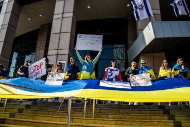 Tel Aviv, İsrail - 18 Şubat 2022 Tel Aviv 'de İsrail' i vuran koronavirüs salgını sırasında bir İsrail hükümet binası önünde Rusya 'nın Ukrayna' ya yönelik politikasına karşı gösteri