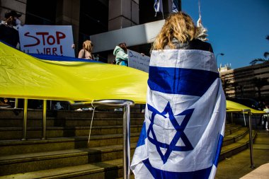 Tel Aviv, İsrail - 18 Şubat 2022 Tel Aviv 'de İsrail' i vuran koronavirüs salgını sırasında bir İsrail hükümet binası önünde Rusya 'nın Ukrayna' ya yönelik politikasına karşı gösteri