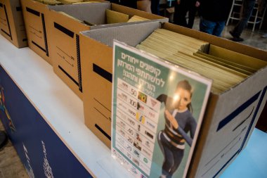 Tel Aviv, İsrail - 18 Şubat 2022 Tel Aviv Maratonu için resmi kayıt yeri, Coronavirus salgınının ardından 25 Şubat 'ta İsrail' i vurmasının ardından 1 yıllık bir aradan sonra gerçekleşecektir.