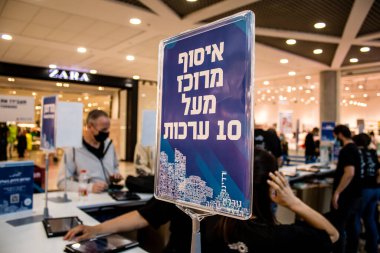 Tel Aviv, İsrail - 18 Şubat 2022 Tel Aviv Maratonu için resmi kayıt yeri, Coronavirus salgınının ardından 25 Şubat 'ta İsrail' i vurmasının ardından 1 yıllık bir aradan sonra gerçekleşecektir.