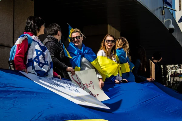 イスラエルのテルアビブ 2022年2月18日イスラエルを襲ったコロナウイルス発生中にテルアビブのイスラエル政府の建物の前でウクライナに対するロシアの政策に対するデモ — ストック写真