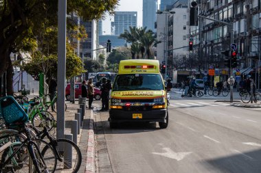 Tel Aviv, İsrail - 20 Şubat 2022 Ambulans Coronavirus salgını sırasında Tel Aviv sokaklarından geçerek İsrail 'i vurdu.