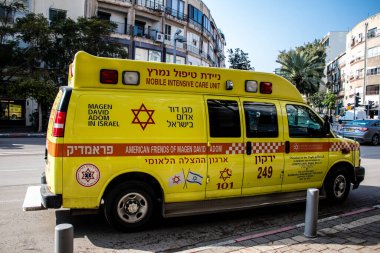 Tel Aviv, İsrail - 20 Şubat 2022 Ambulans Coronavirus salgını sırasında Tel Aviv sokaklarından geçerek İsrail 'i vurdu.