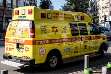 Tel Aviv, İsrail - 20 Şubat 2022 Ambulans Coronavirus salgını sırasında Tel Aviv sokaklarından geçerek İsrail 'i vurdu.
