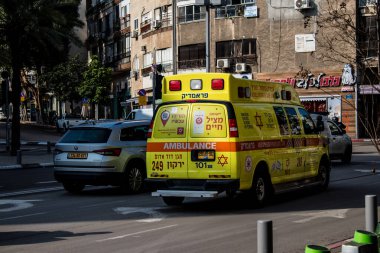 Tel Aviv, İsrail - 20 Şubat 2022 Ambulans Coronavirus salgını sırasında Tel Aviv sokaklarından geçerek İsrail 'i vurdu.