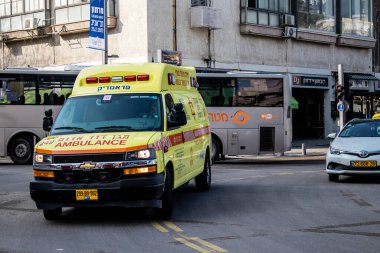 Tel Aviv, İsrail - 20 Şubat 2022 Ambulans Coronavirus salgını sırasında Tel Aviv sokaklarından geçerek İsrail 'i vurdu.