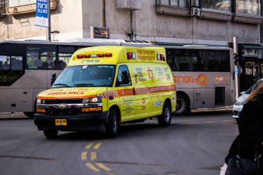 Tel Aviv, İsrail - 20 Şubat 2022 Ambulans Coronavirus salgını sırasında Tel Aviv sokaklarından geçerek İsrail 'i vurdu.