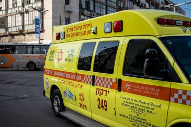 Tel Aviv, İsrail - 20 Şubat 2022 Ambulans Coronavirus salgını sırasında Tel Aviv sokaklarından geçerek İsrail 'i vurdu.