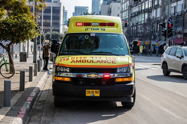 Tel Aviv Israel Febrero 2022 Ambulancia Recorriendo Las Calles Tel — Foto de Stock