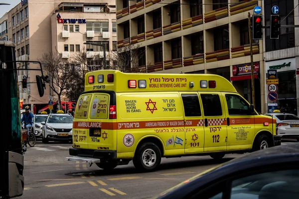 Tel Aviv Israel Febrero 2022 Ambulancia Recorriendo Las Calles Tel — Foto de Stock