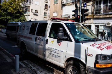 Tel Aviv, İsrail - 20 Şubat 2022 Ambulans Coronavirus salgını sırasında Tel Aviv sokaklarından geçerek İsrail 'i vurdu.