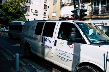 Tel Aviv, İsrail - 20 Şubat 2022 Ambulans Coronavirus salgını sırasında Tel Aviv sokaklarından geçerek İsrail 'i vurdu.