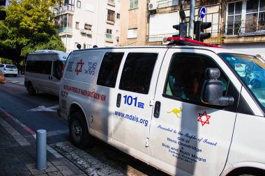 Tel Aviv, İsrail - 20 Şubat 2022 Ambulans Coronavirus salgını sırasında Tel Aviv sokaklarından geçerek İsrail 'i vurdu.