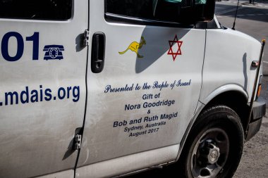 Tel Aviv, İsrail - 20 Şubat 2022 Ambulans Coronavirus salgını sırasında Tel Aviv sokaklarından geçerek İsrail 'i vurdu.