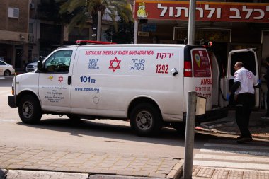 Tel Aviv, İsrail - 20 Şubat 2022 Ambulans Coronavirus salgını sırasında Tel Aviv sokaklarından geçerek İsrail 'i vurdu.