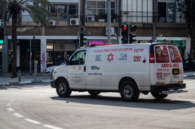 Tel Aviv, İsrail - 20 Şubat 2022 Ambulans Coronavirus salgını sırasında Tel Aviv sokaklarından geçerek İsrail 'i vurdu.