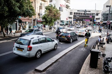 Tel Aviv, İsrail - 20 Şubat 2022 İsrail 'in en büyük ikinci şehri Tel Aviv sokaklarında trafik sıkışıklığı