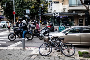 Tel Aviv, İsrail - 20 Şubat 2022 İsrail 'in en büyük ikinci şehri Tel Aviv sokaklarında trafik sıkışıklığı