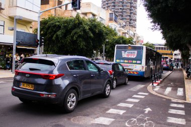 Tel Aviv, İsrail - 20 Şubat 2022 İsrail 'in en büyük ikinci şehri Tel Aviv sokaklarında trafik sıkışıklığı