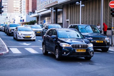 Tel Aviv, İsrail - 20 Şubat 2022 İsrail 'in en büyük ikinci şehri Tel Aviv sokaklarında trafik sıkışıklığı