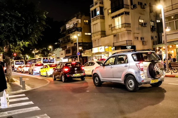 Tel Aviv, İsrail - 20 Şubat 2022 İsrail 'in en büyük ikinci şehri Tel Aviv sokaklarında trafik sıkışıklığı