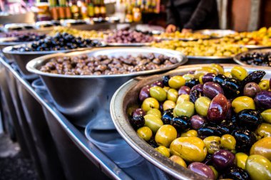 Tel Aviv, İsrail - 21 Şubat 2022 Canlı Carmel Pazarı 'nda satılan çeşitli zeytinler, ya da Tel Aviv İsrail' in en ünlü marketi Shuk HaCarmel,