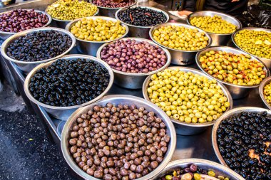 Tel Aviv, İsrail - 21 Şubat 2022 Canlı Carmel Pazarı 'nda satılan çeşitli zeytinler, ya da Tel Aviv İsrail' in en ünlü marketi Shuk HaCarmel,