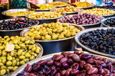 Tel Aviv, İsrail - 21 Şubat 2022 Canlı Carmel Pazarı 'nda satılan çeşitli zeytinler, ya da Tel Aviv İsrail' in en ünlü marketi Shuk HaCarmel,