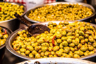 Tel Aviv, İsrail - 21 Şubat 2022 Canlı Carmel Pazarı 'nda satılan çeşitli zeytinler, ya da Tel Aviv İsrail' in en ünlü marketi Shuk HaCarmel,