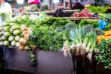 Tel Aviv, İsrail - 21 Şubat 2022 Tel Aviv İsrail 'in en ünlü pazarlarından Shuk HaCarmel' de taze sebze ve meyve çeşitleri satıldı.