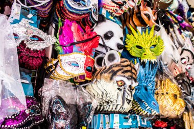 Tel Aviv, İsrail - Tel Aviv 'de 16 Mart' ta düzenlenen Purim karnavalı kutlaması için 21 Şubat 2022 Kostümleri ve aksesuarları Tel Aviv mağazalarında satıldı.