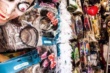 Tel Aviv, İsrail - Tel Aviv 'de 16 Mart' ta düzenlenen Purim karnavalı kutlaması için 21 Şubat 2022 Kostümleri ve aksesuarları Tel Aviv mağazalarında satıldı.