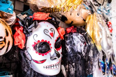 Tel Aviv, İsrail - Tel Aviv 'de 16 Mart' ta düzenlenen Purim karnavalı kutlaması için 21 Şubat 2022 Kostümleri ve aksesuarları Tel Aviv mağazalarında satıldı.